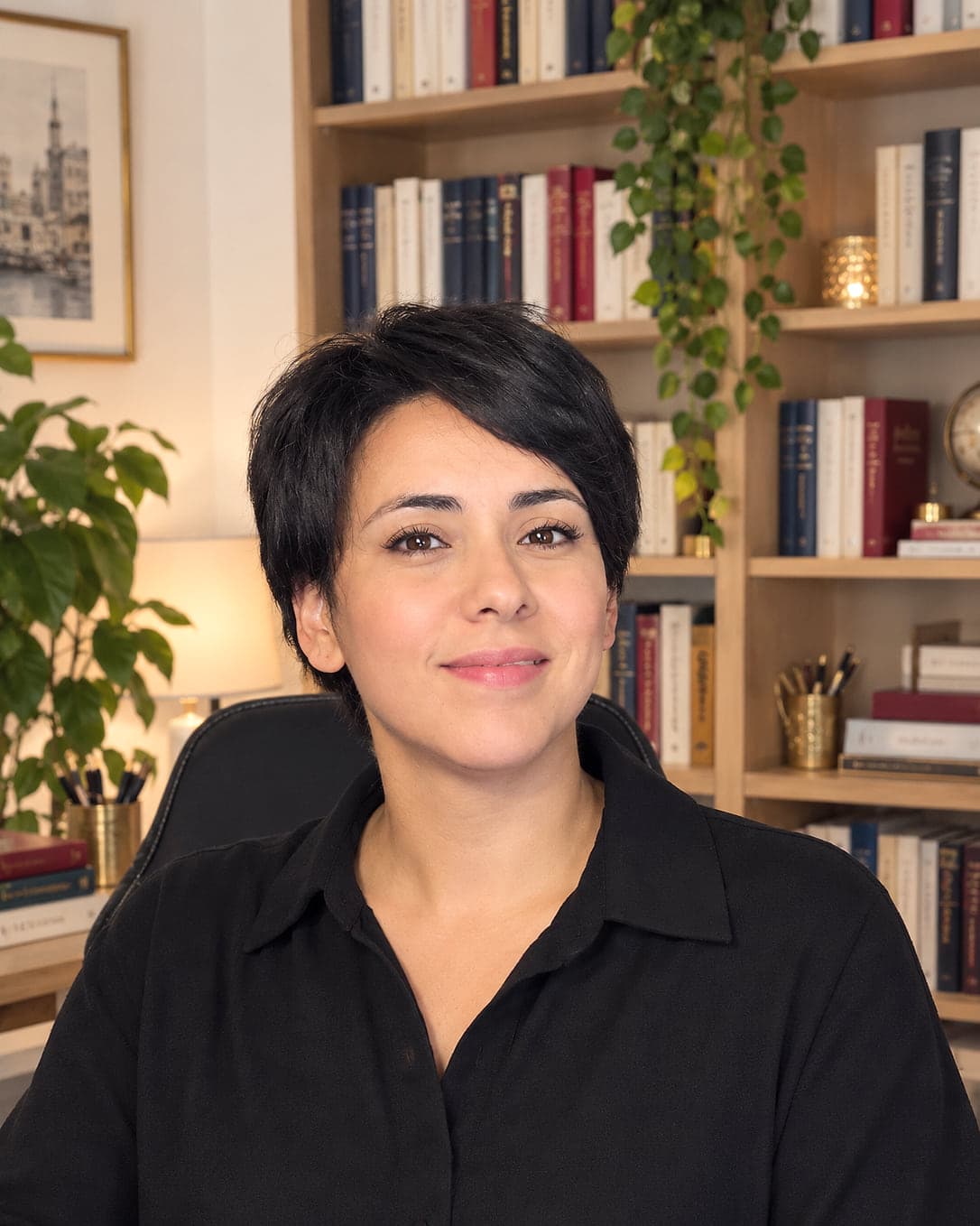 Rim, professeure de français et docteure en littérature française, dans son bureau